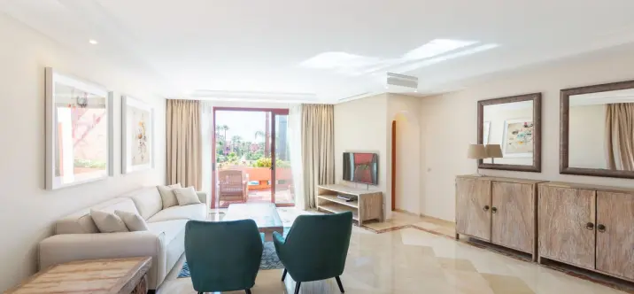 Long-term rent of penthouse in New Golden Mile 4