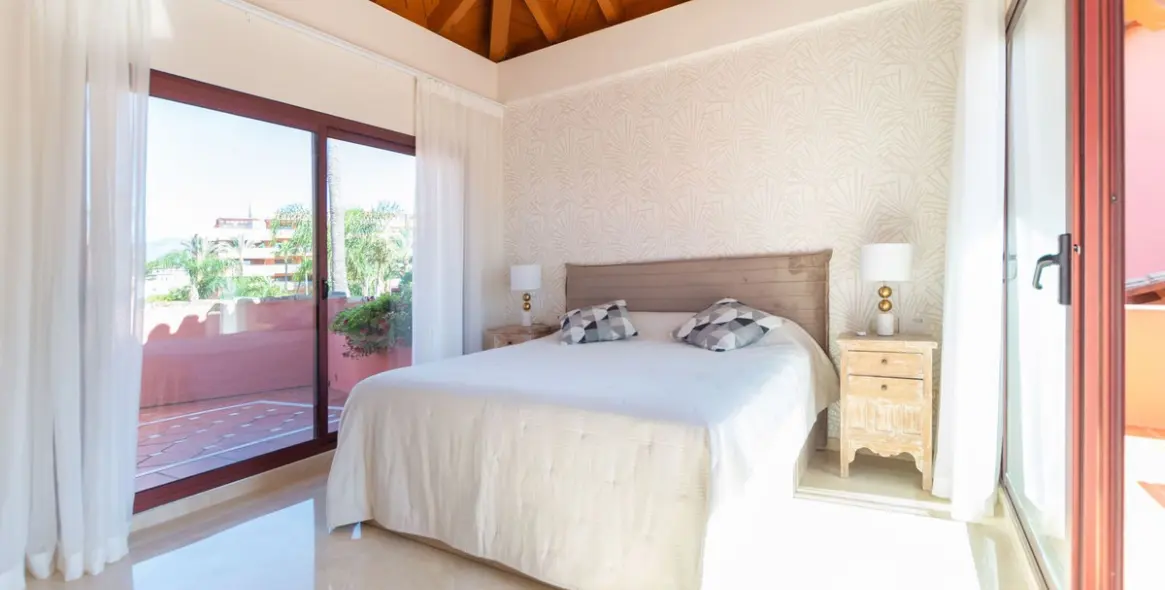 Long-term rent of penthouse in New Golden Mile 16