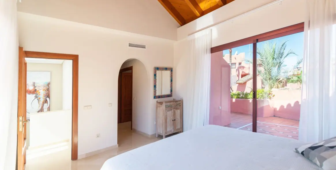 Long-term rent of penthouse in New Golden Mile 14