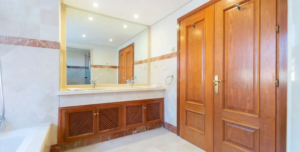Long-term rent of penthouse in New Golden Mile 21