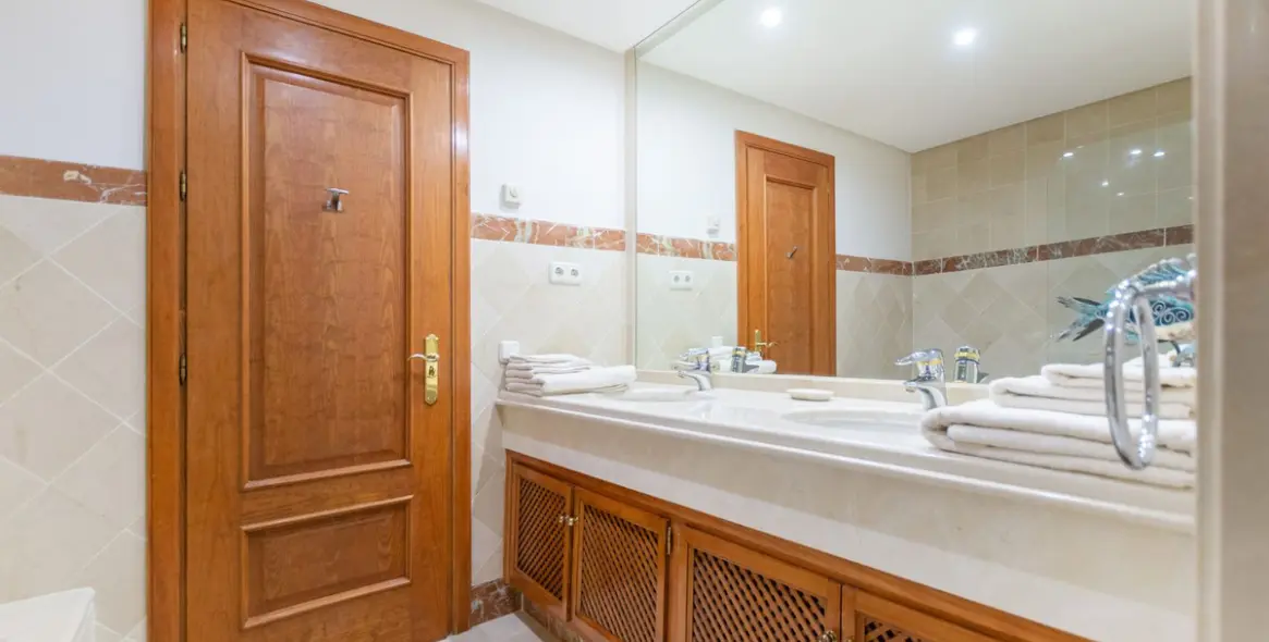 Long-term rent of penthouse in New Golden Mile 28