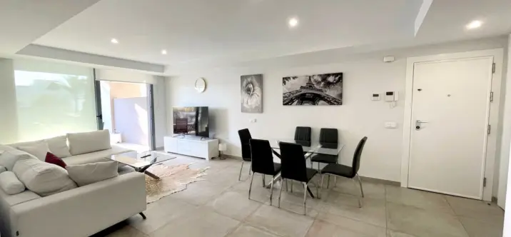 Venta de apartamento en planta media en Cancelada 2