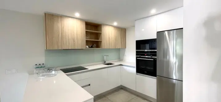 Venta de apartamento en planta media en Cancelada 4