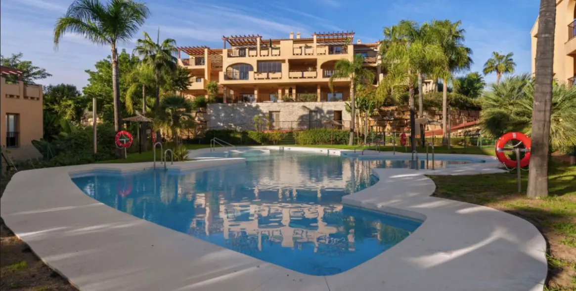 Sale of ground floor apartment in Benahavís 1