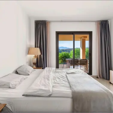 Sale of ground floor apartment in Benahavís