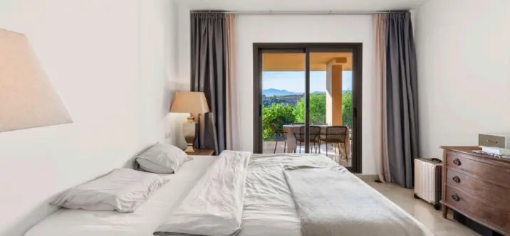 Sale of ground floor apartment in Benahavís 1