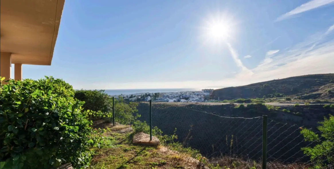 Sale of ground floor apartment in Benahavís 11