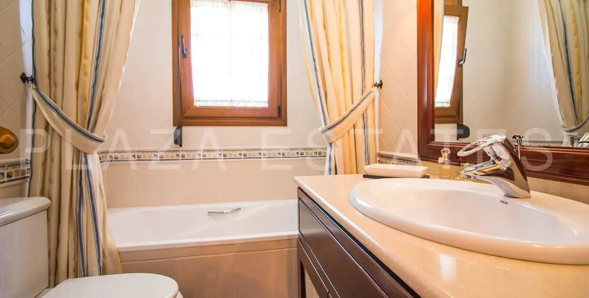 Sale of detached villa in Nerja 14