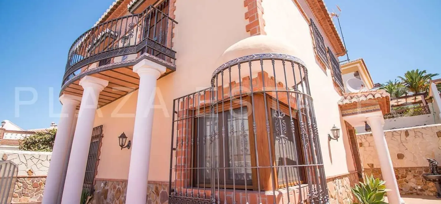 Продажа  отдельно стоящей виллы в Nerja 0