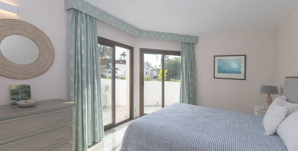 Venta de ático dúplex en Elviria 17