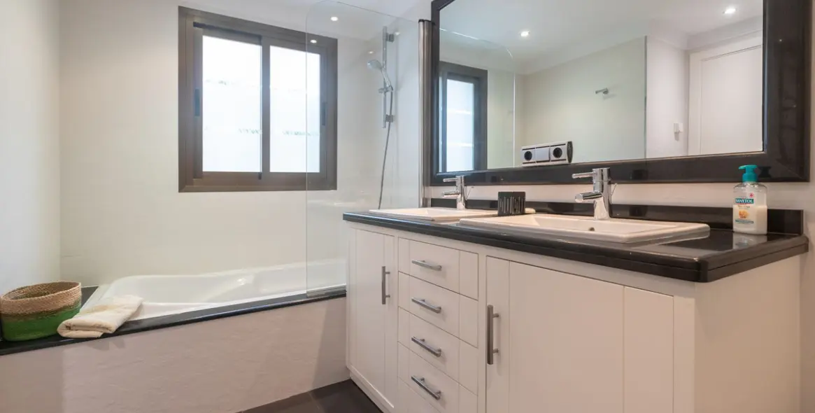 Venta de ático dúplex en Elviria 19