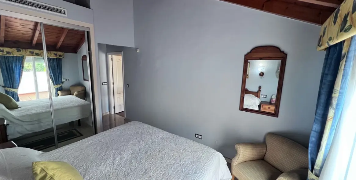 Продажа двухуровневого пентхауса в Las Chapas 26