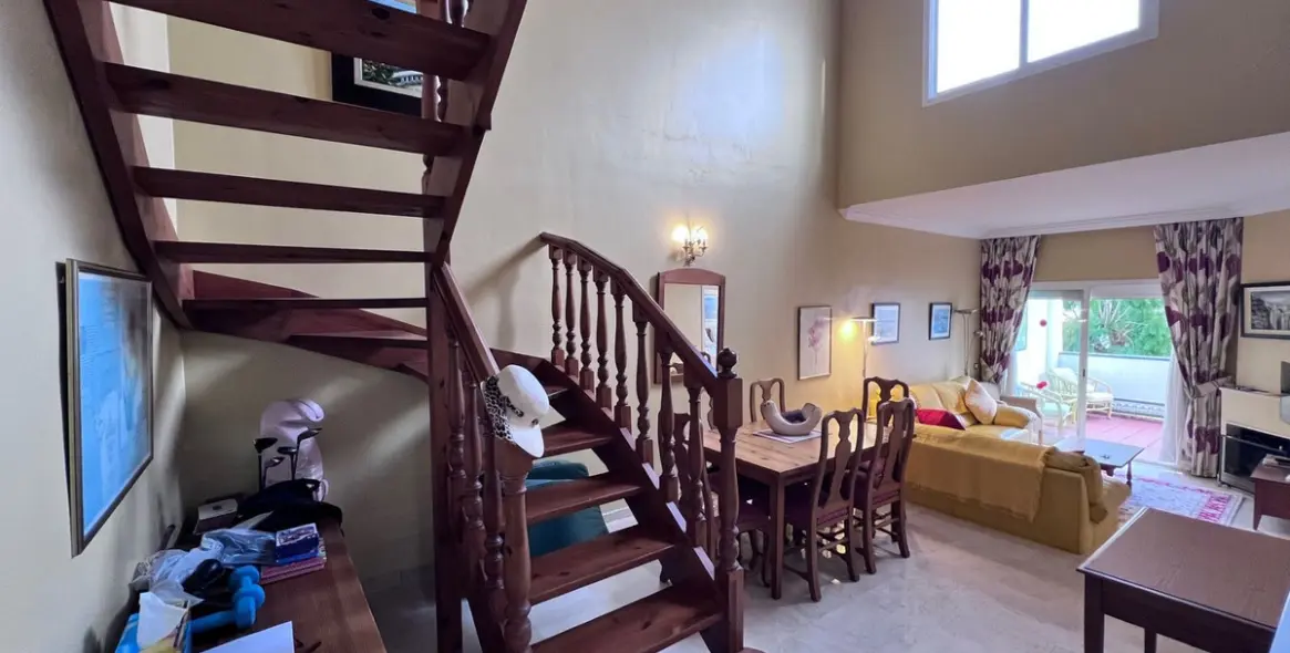 Продажа двухуровневого пентхауса в Las Chapas 38