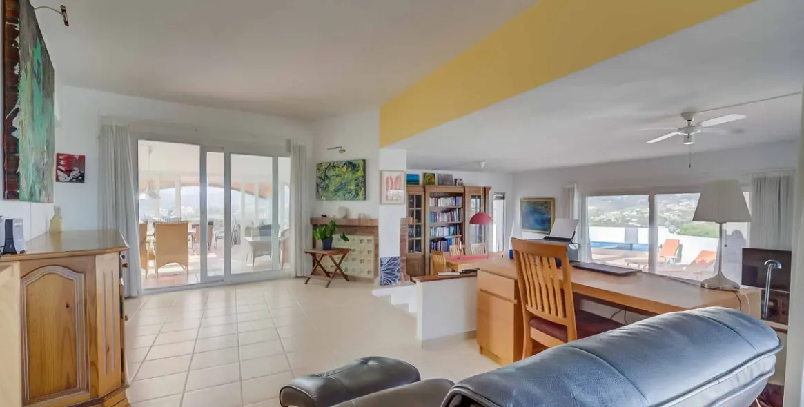 Sale of detached villa in Sierrezuela 4