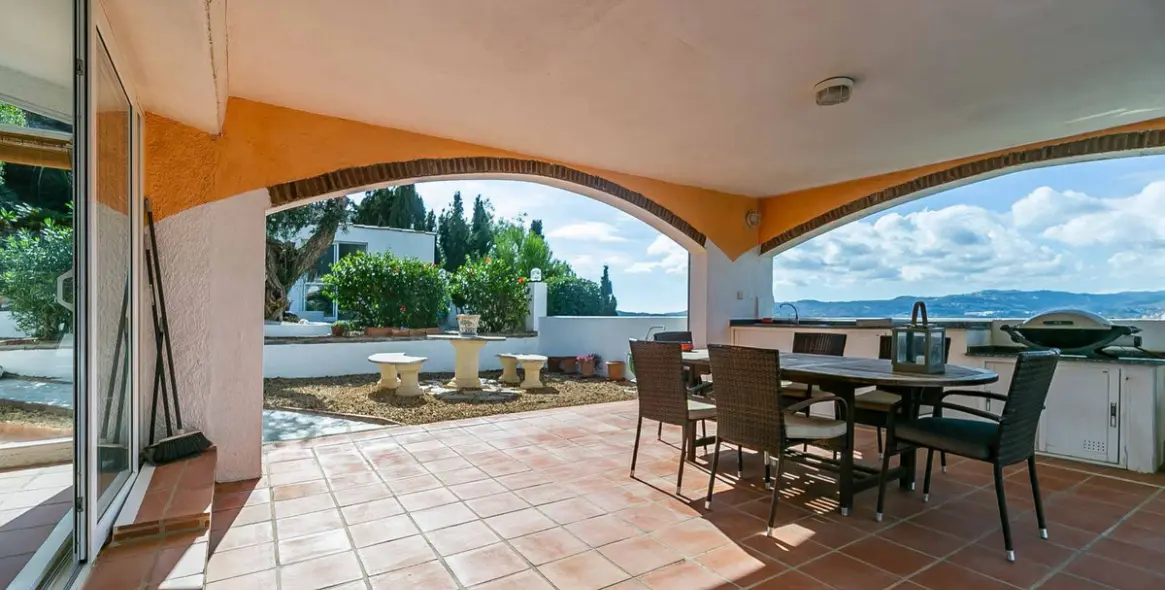 Sale of detached villa in Sierrezuela 28