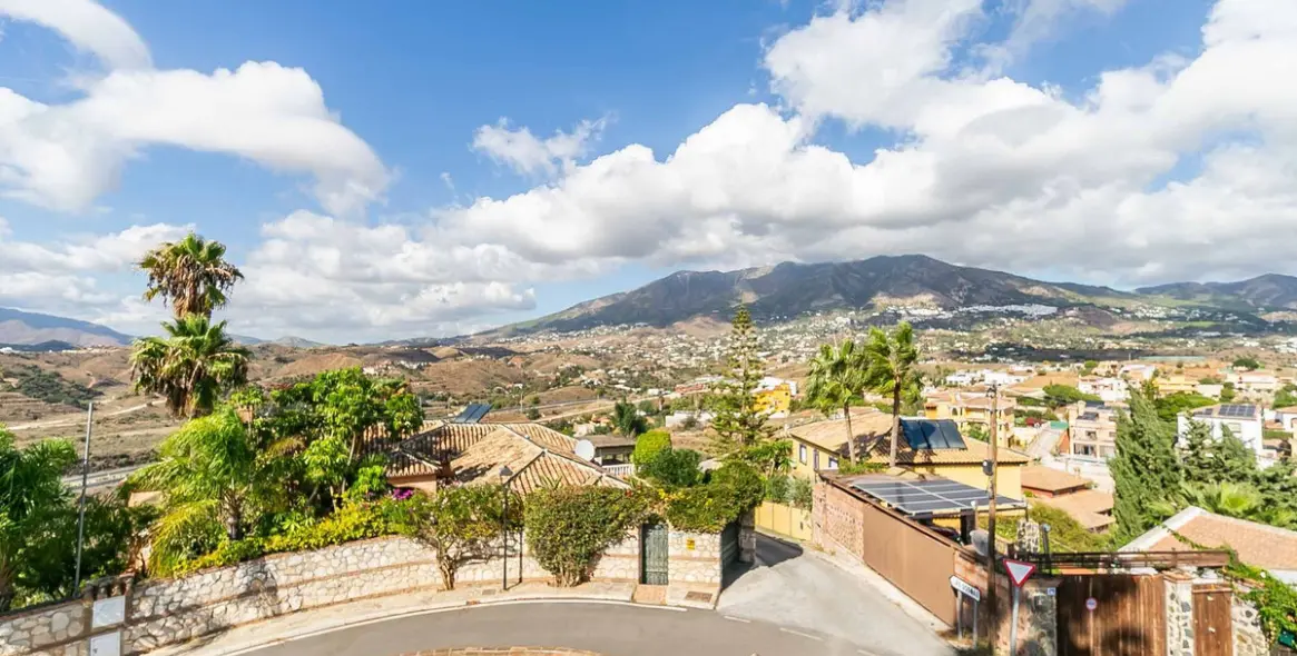 Sale of detached villa in Sierrezuela 34