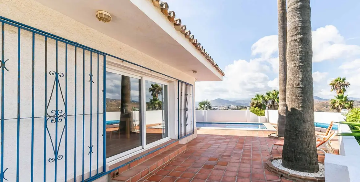 Sale of detached villa in Sierrezuela 38