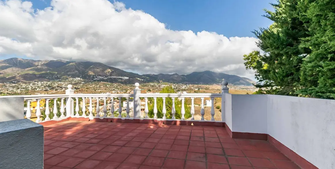 Sale of detached villa in Sierrezuela 46
