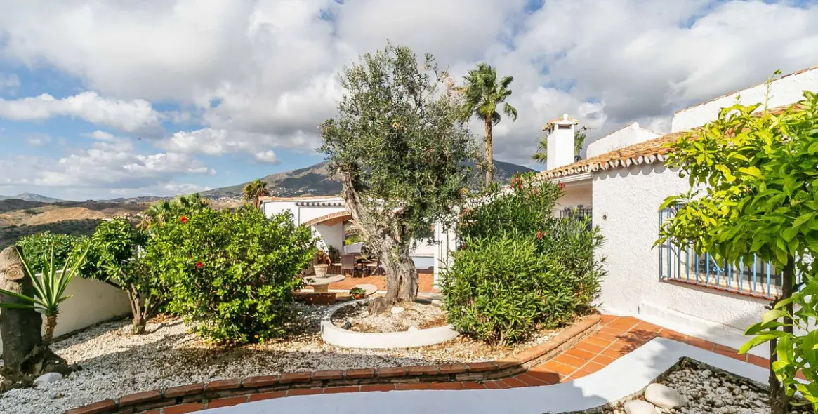 Sale of detached villa in Sierrezuela 55