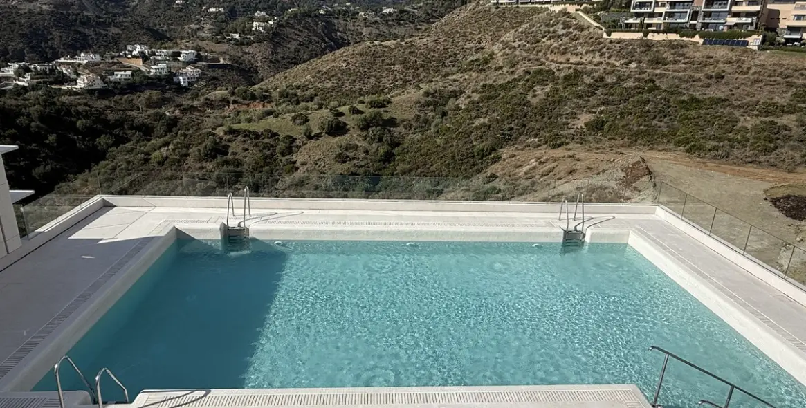 Sale of middle floor apartment in La Quinta 10