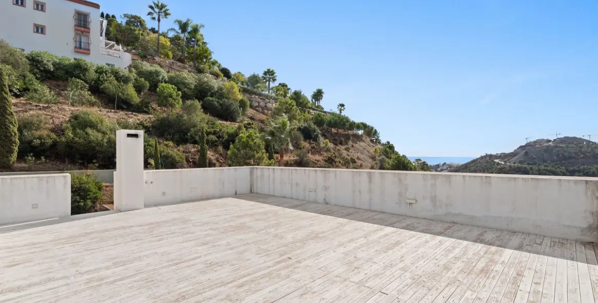 Продажа  отдельно стоящей виллы в El Madroñal 33