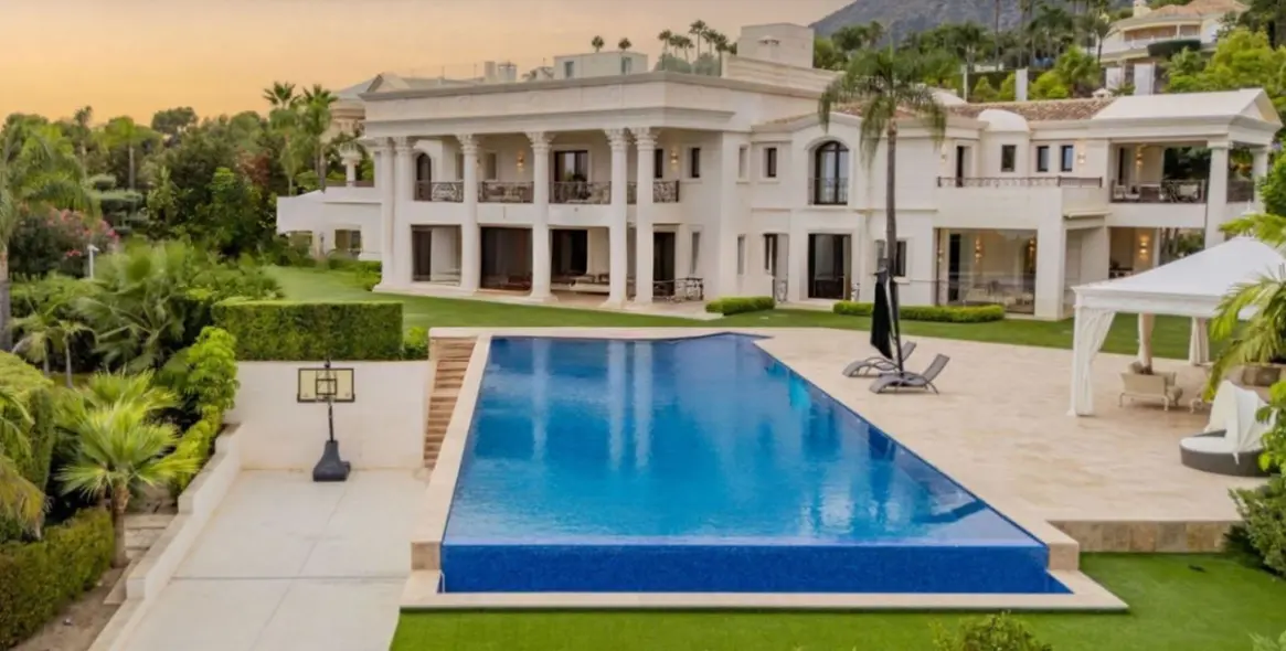 Sale of detached villa in Sierra Blanca 1