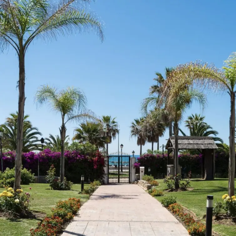 Venta de apartamento en planta media en Puerto Banús
