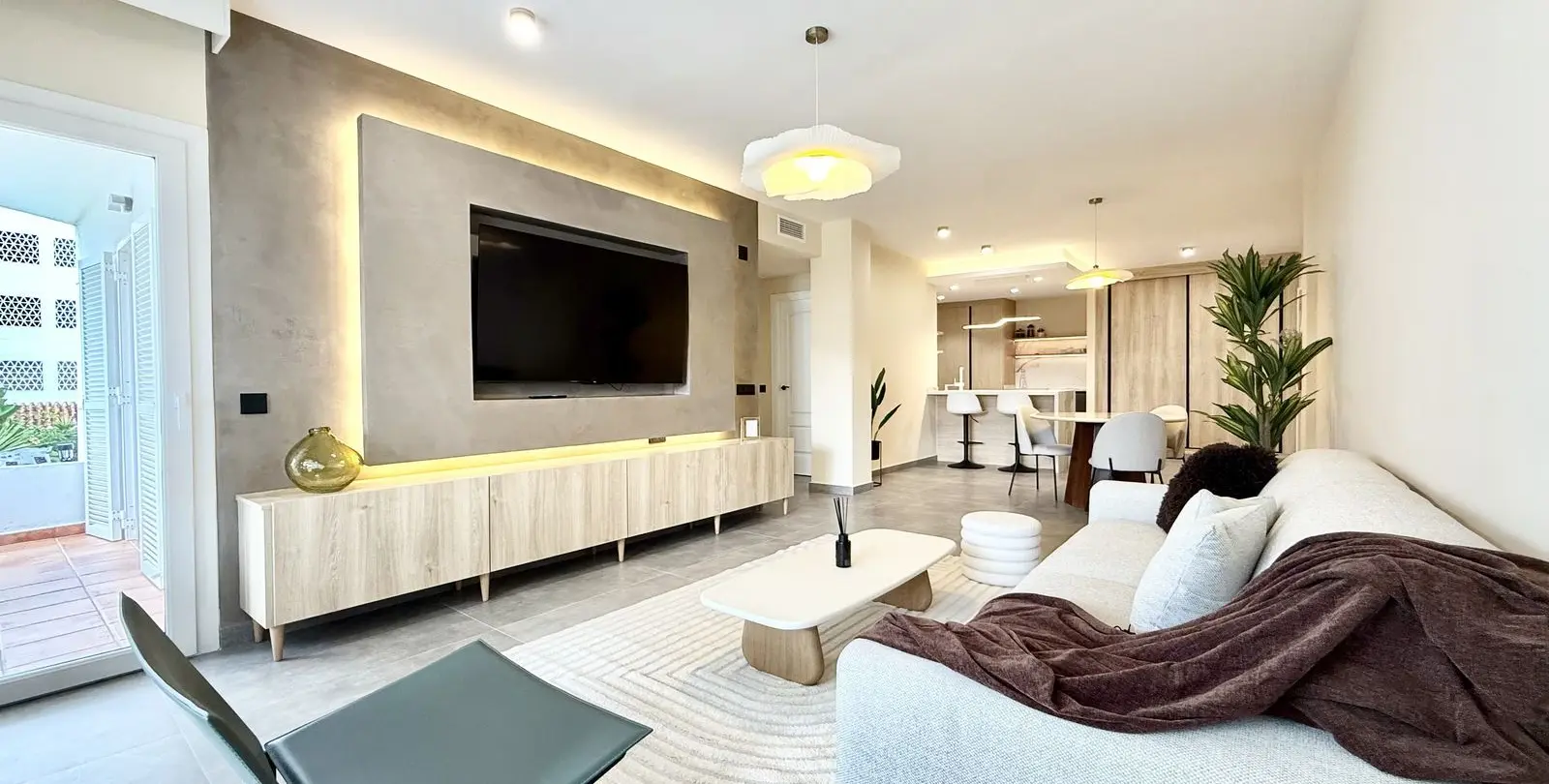 Venta de apartamento en planta media en Puerto Banús 2