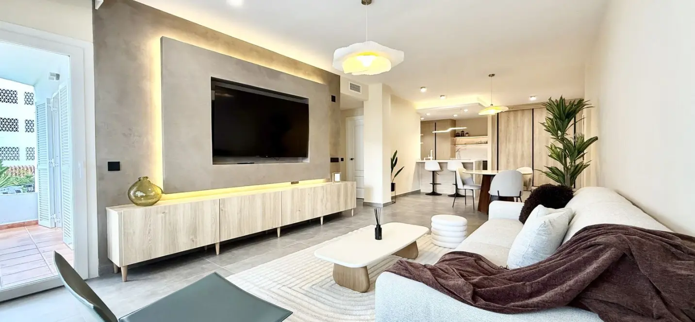 Venta de apartamento en planta media en Puerto Banús 1