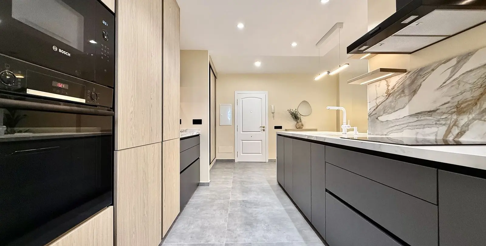 Venta de apartamento en planta media en Puerto Banús 3