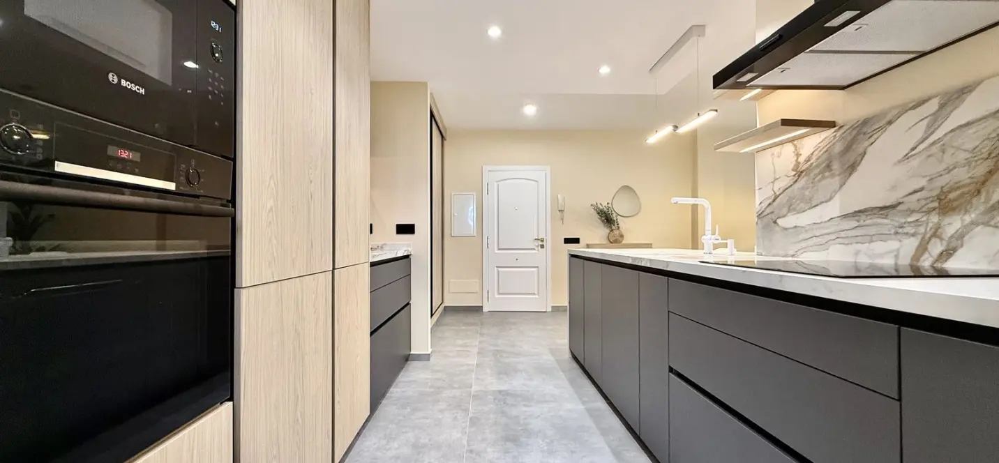 Venta de apartamento en planta media en Puerto Banús 2