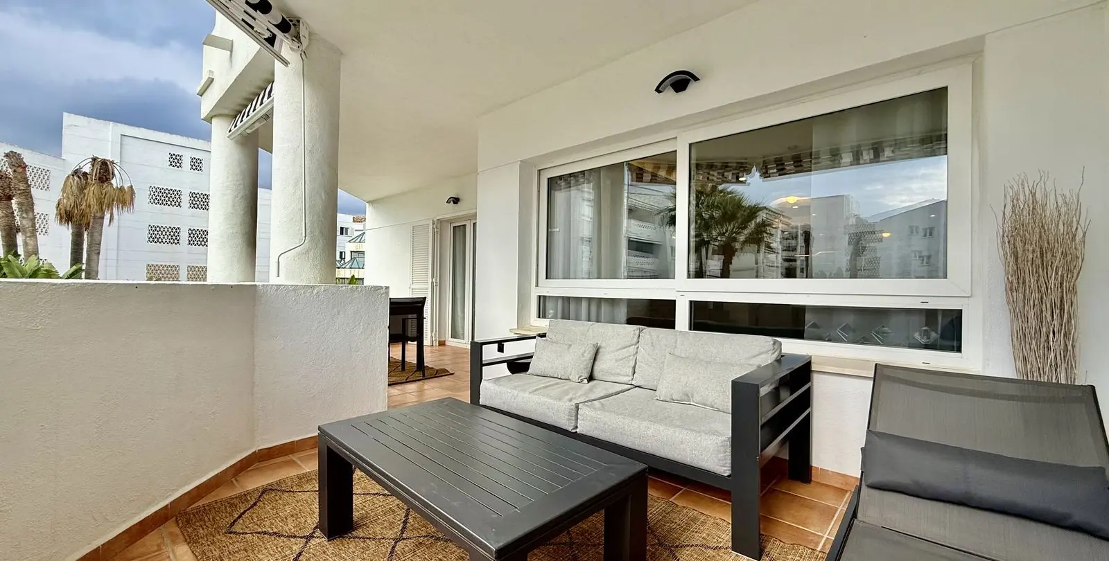 Venta de apartamento en planta media en Puerto Banús 4
