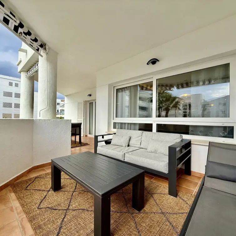 Venta de apartamento en planta media en Puerto Banús