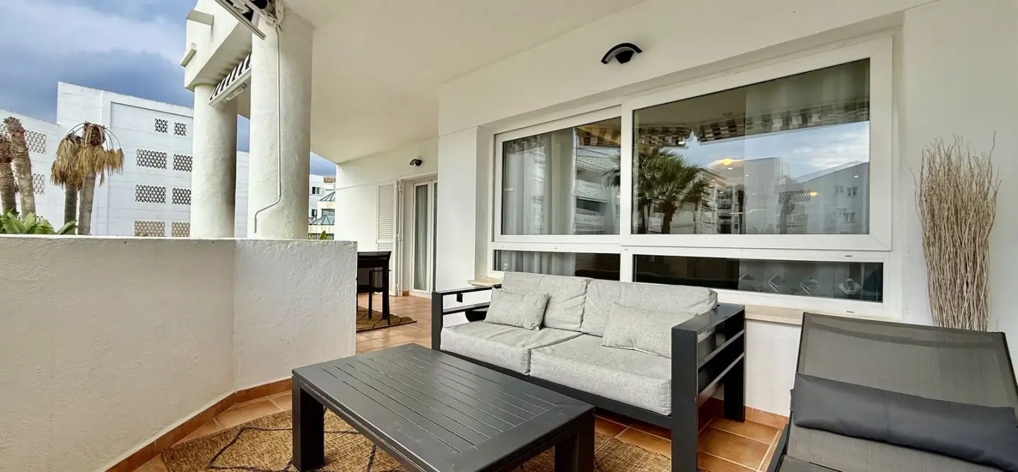 Venta de apartamento en planta media en Puerto Banús 3