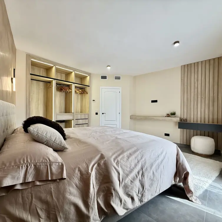 Venta de apartamento en planta media en Puerto Banús
