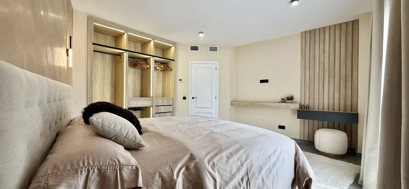 Venta de apartamento en planta media en Puerto Banús 4