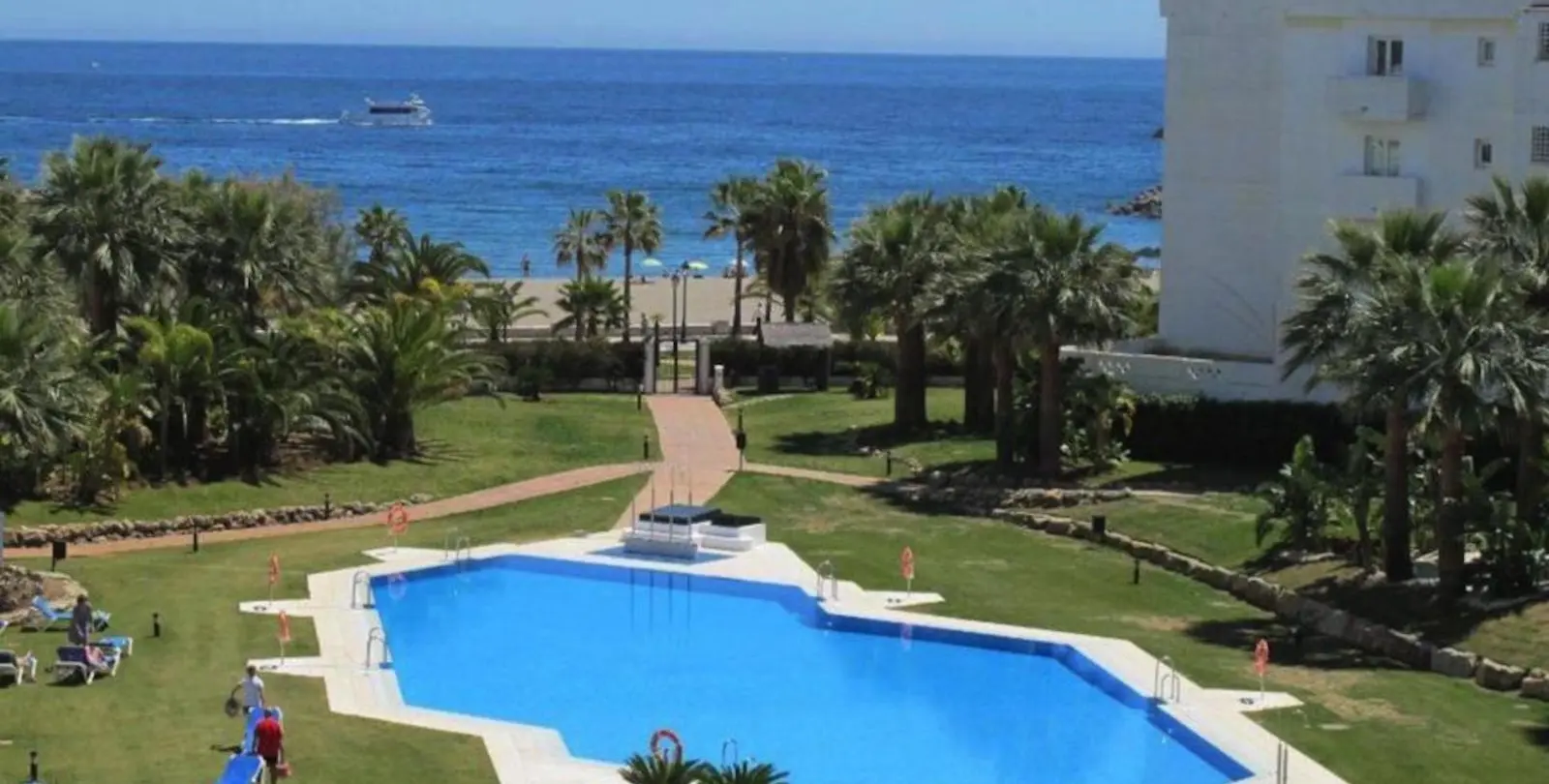 Venta de apartamento en planta media en Puerto Banús 6