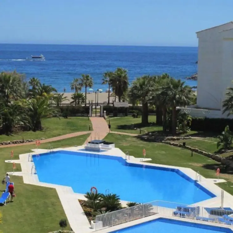 Venta de apartamento en planta media en Puerto Banús