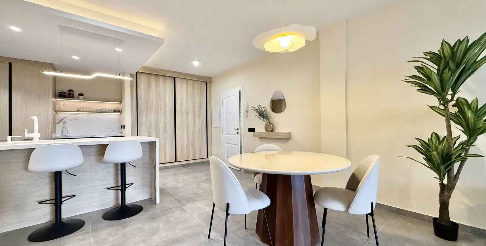 Venta de apartamento en planta media en Puerto Banús 8