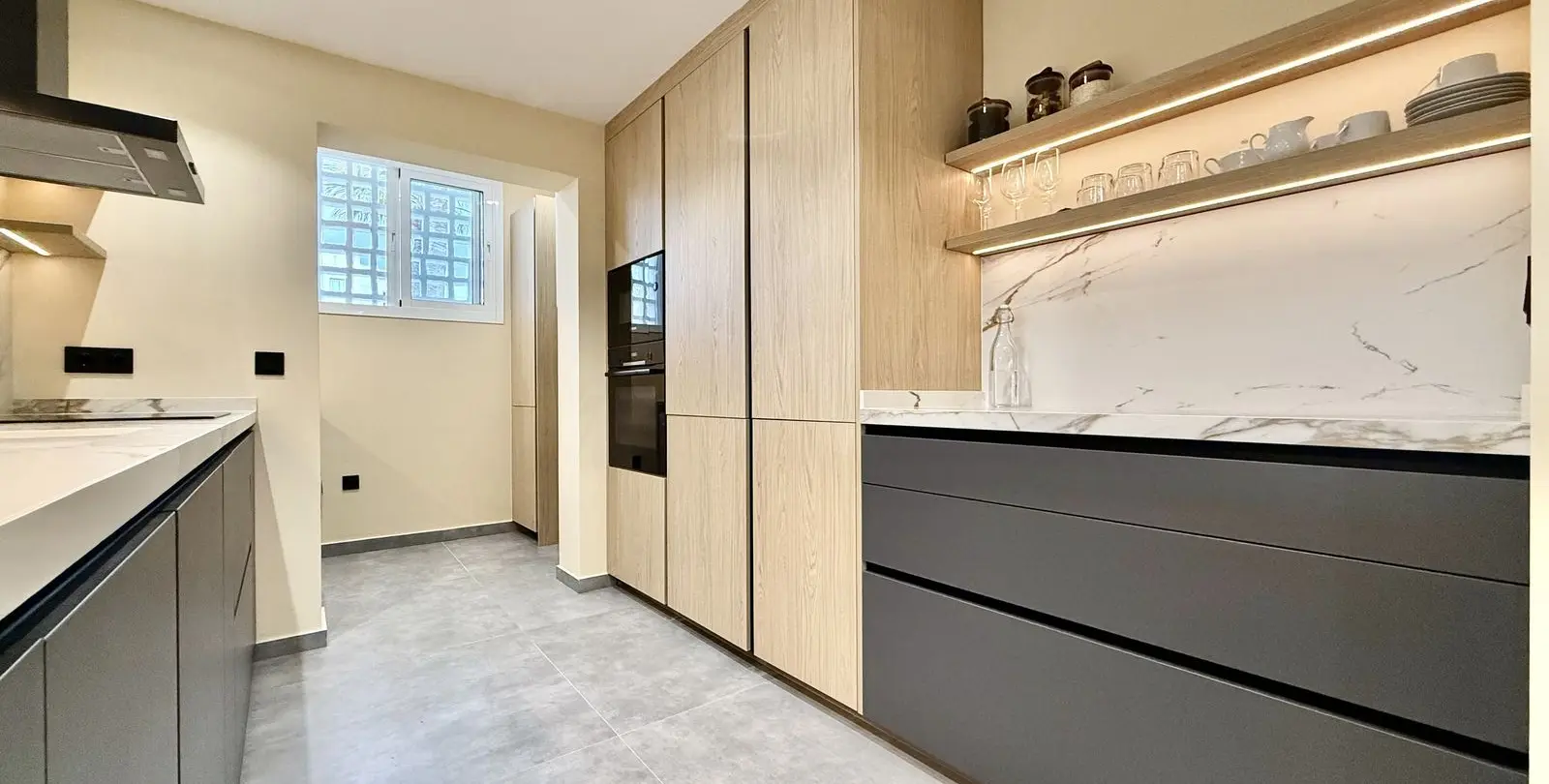 Venta de apartamento en planta media en Puerto Banús 10