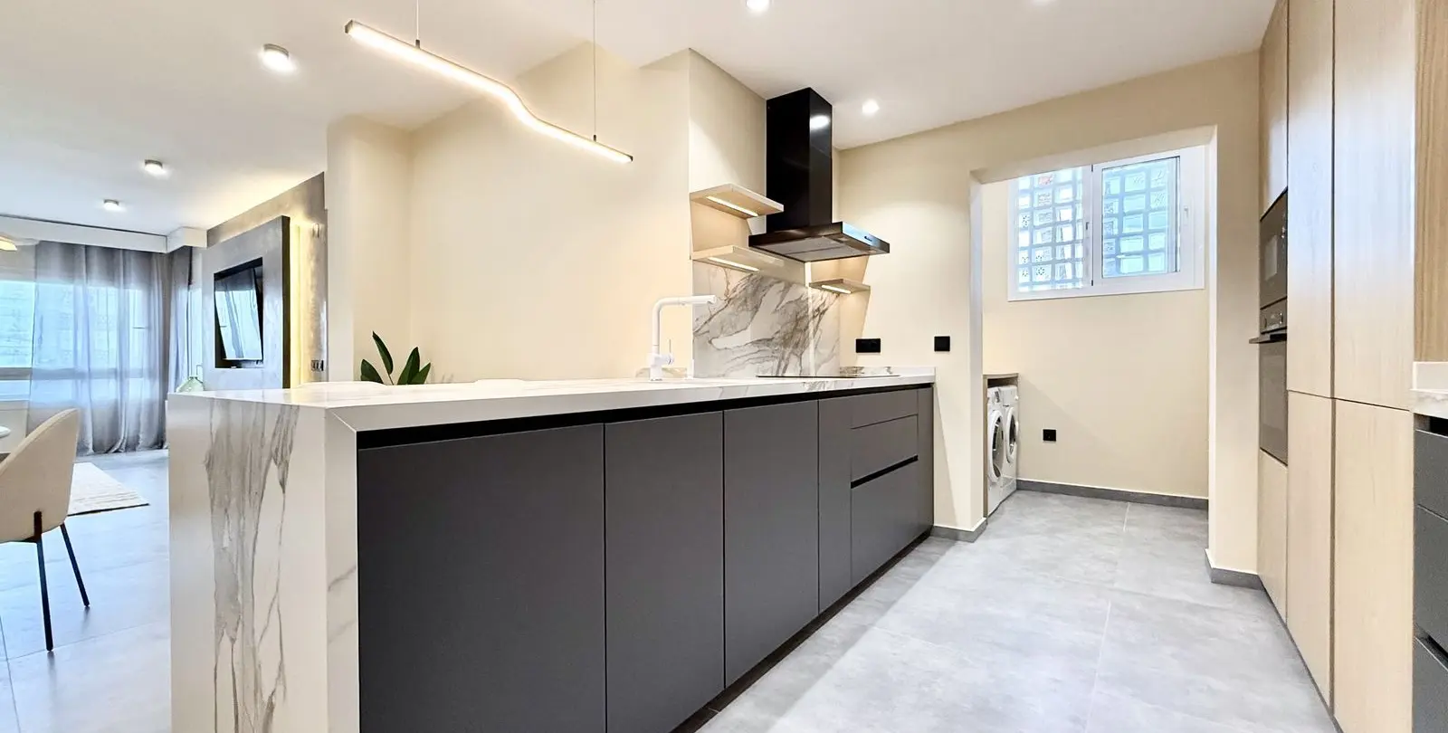 Venta de apartamento en planta media en Puerto Banús 11