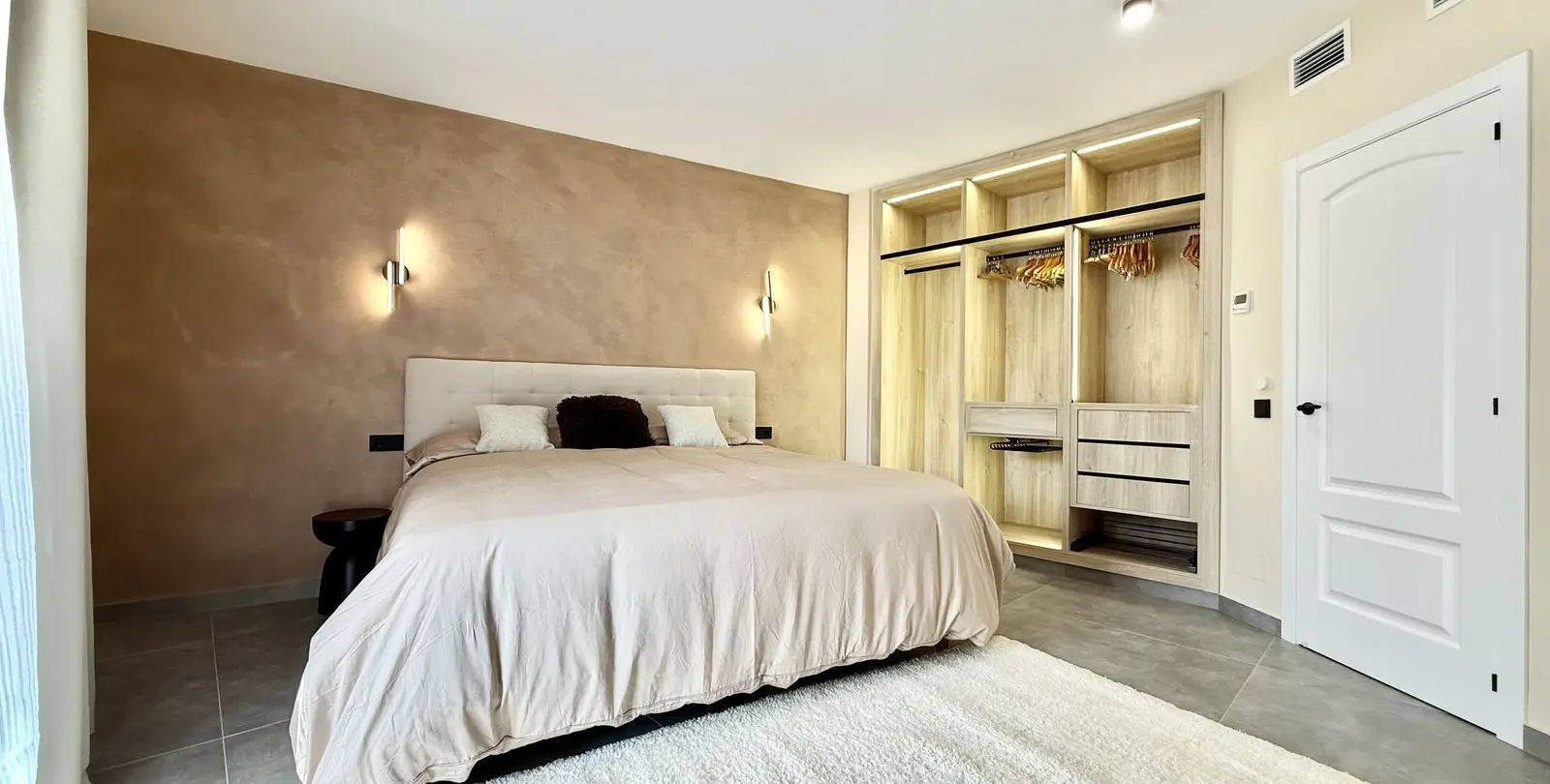 Venta de apartamento en planta media en Puerto Banús 12