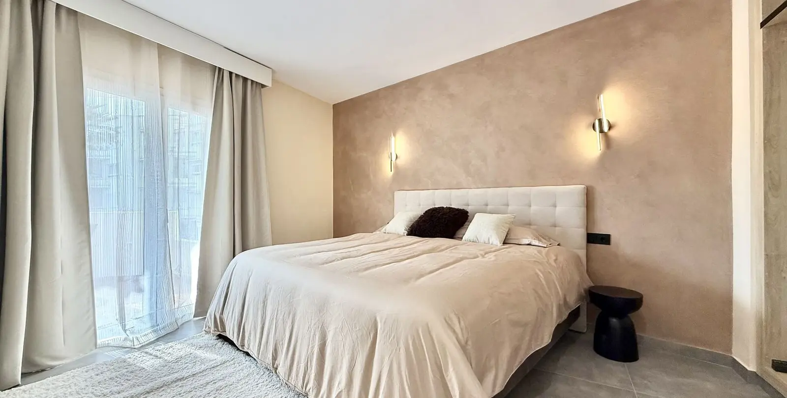 Venta de apartamento en planta media en Puerto Banús 13