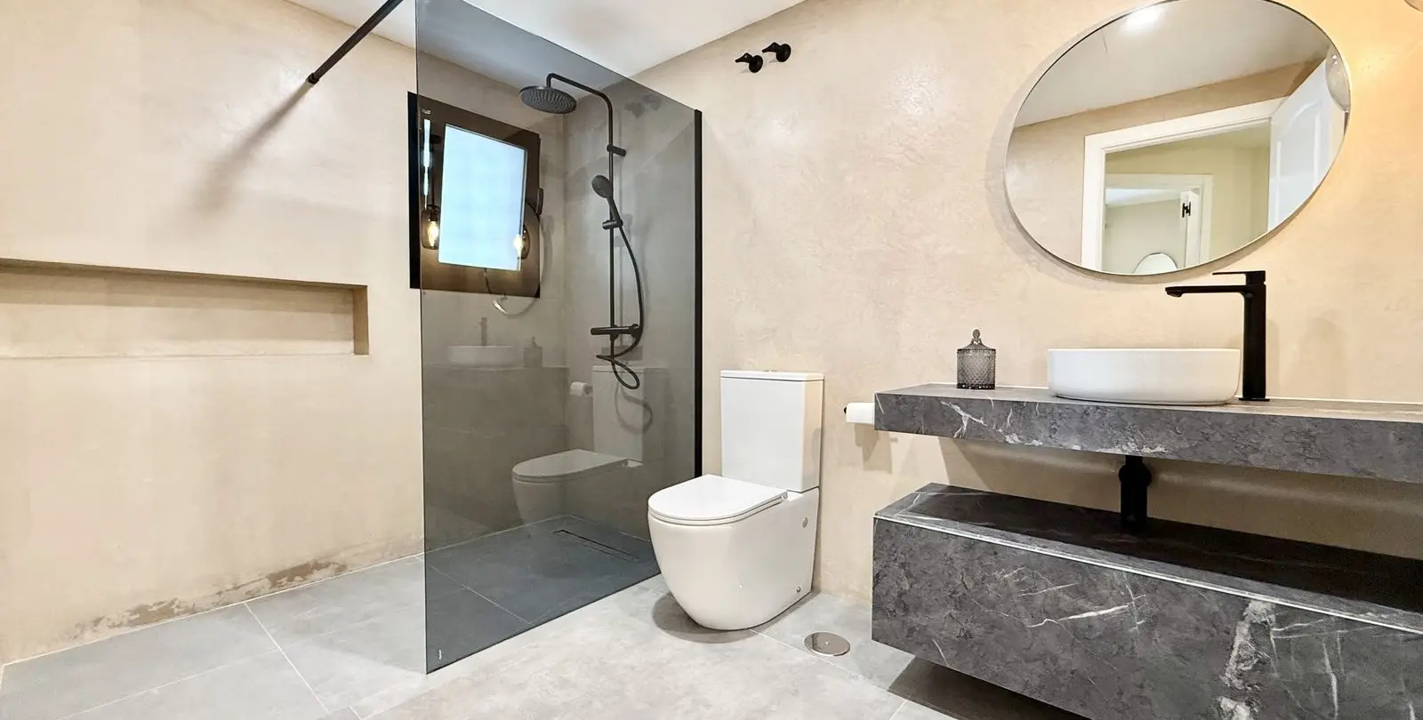 Venta de apartamento en planta media en Puerto Banús 14
