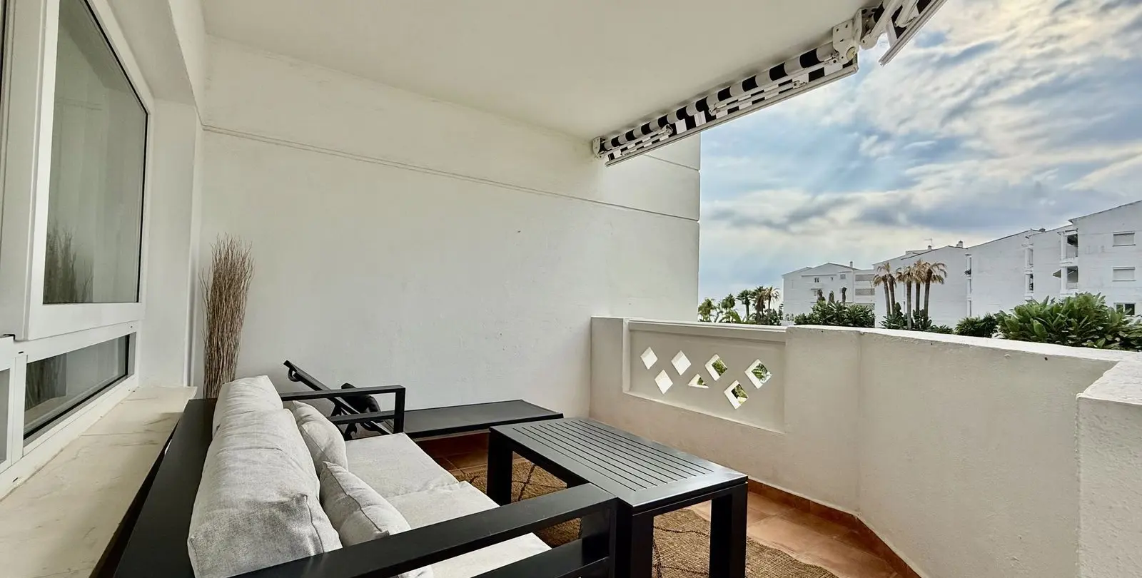 Venta de apartamento en planta media en Puerto Banús 16