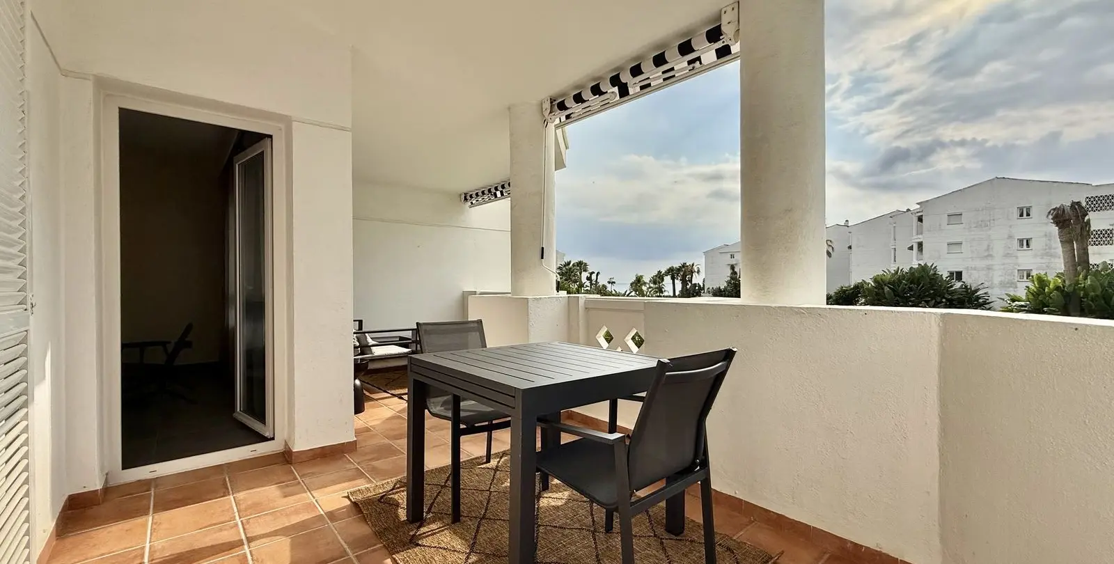 Venta de apartamento en planta media en Puerto Banús 17