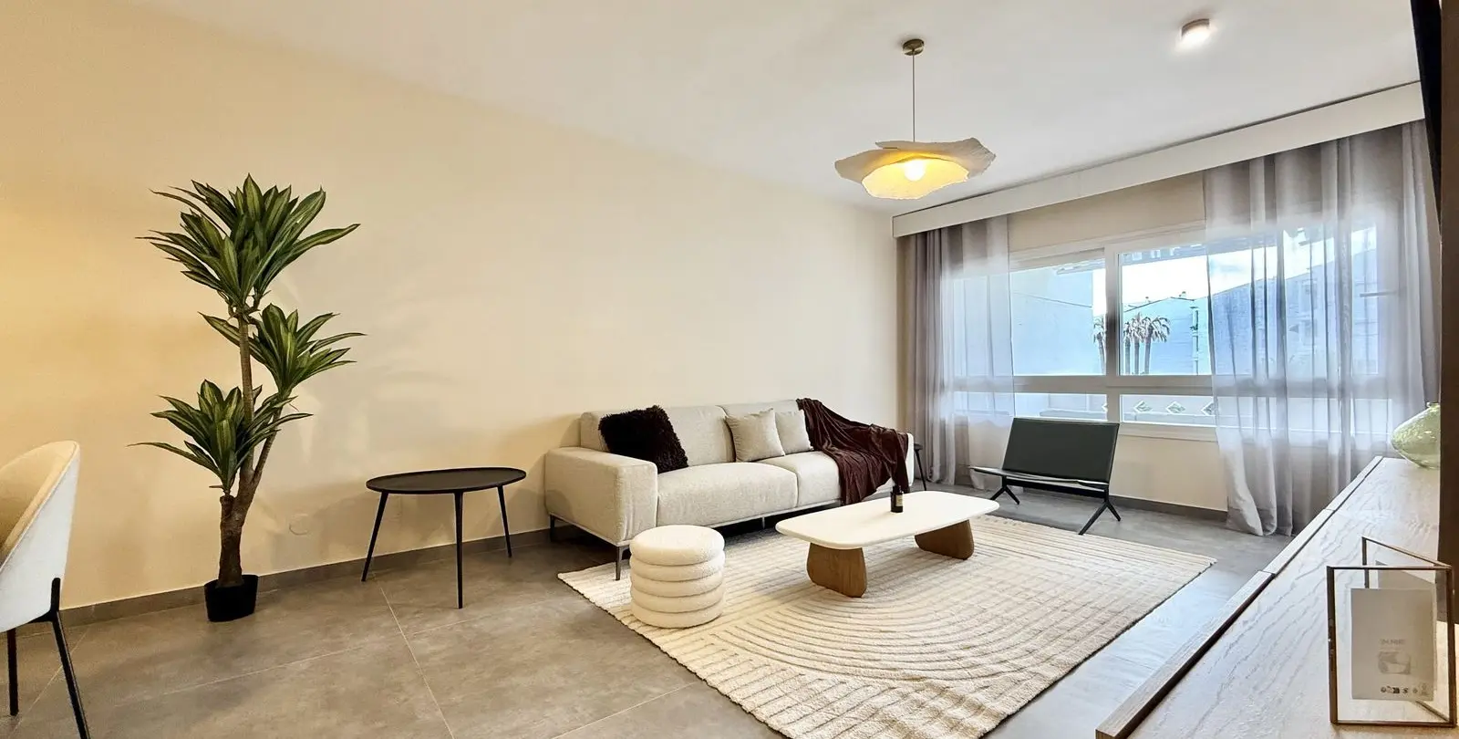 Venta de apartamento en planta media en Puerto Banús 19