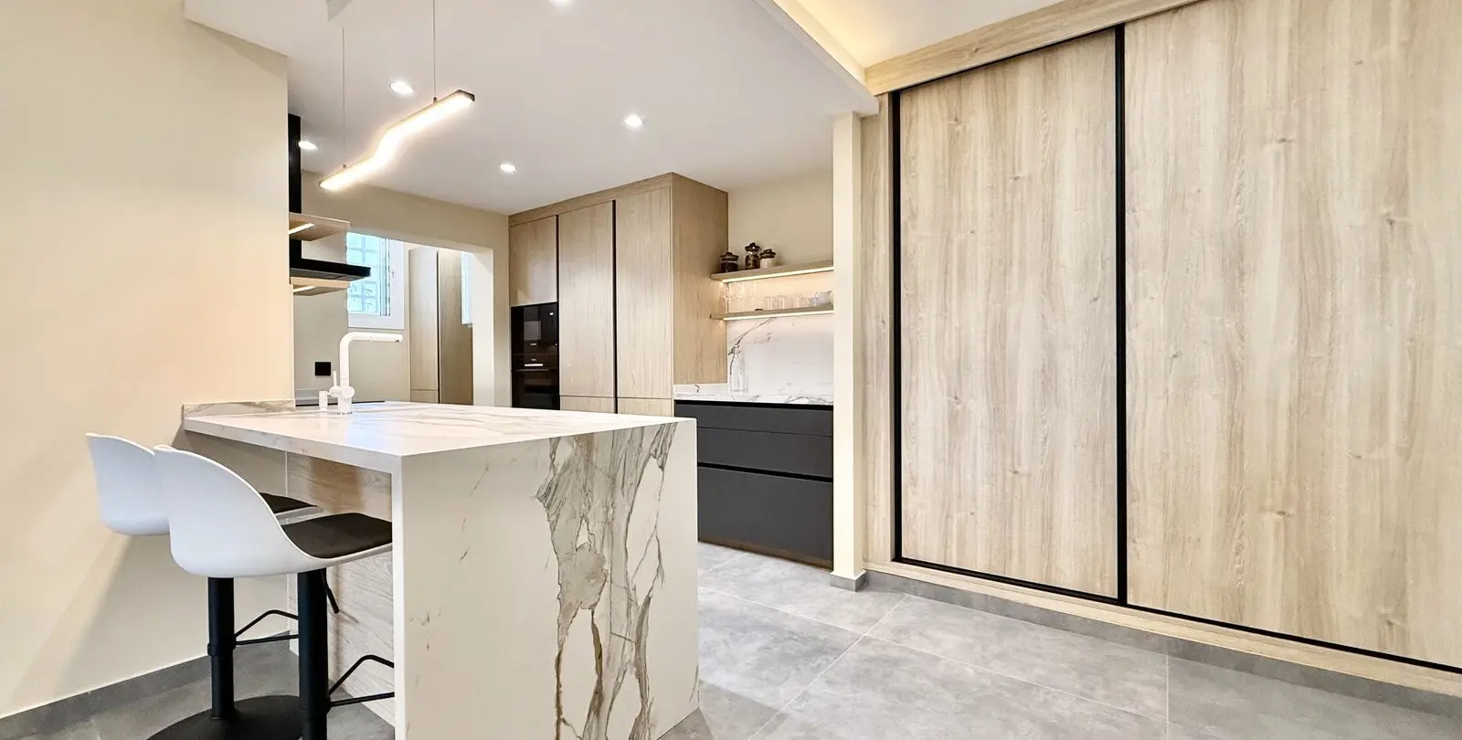 Venta de apartamento en planta media en Puerto Banús 21