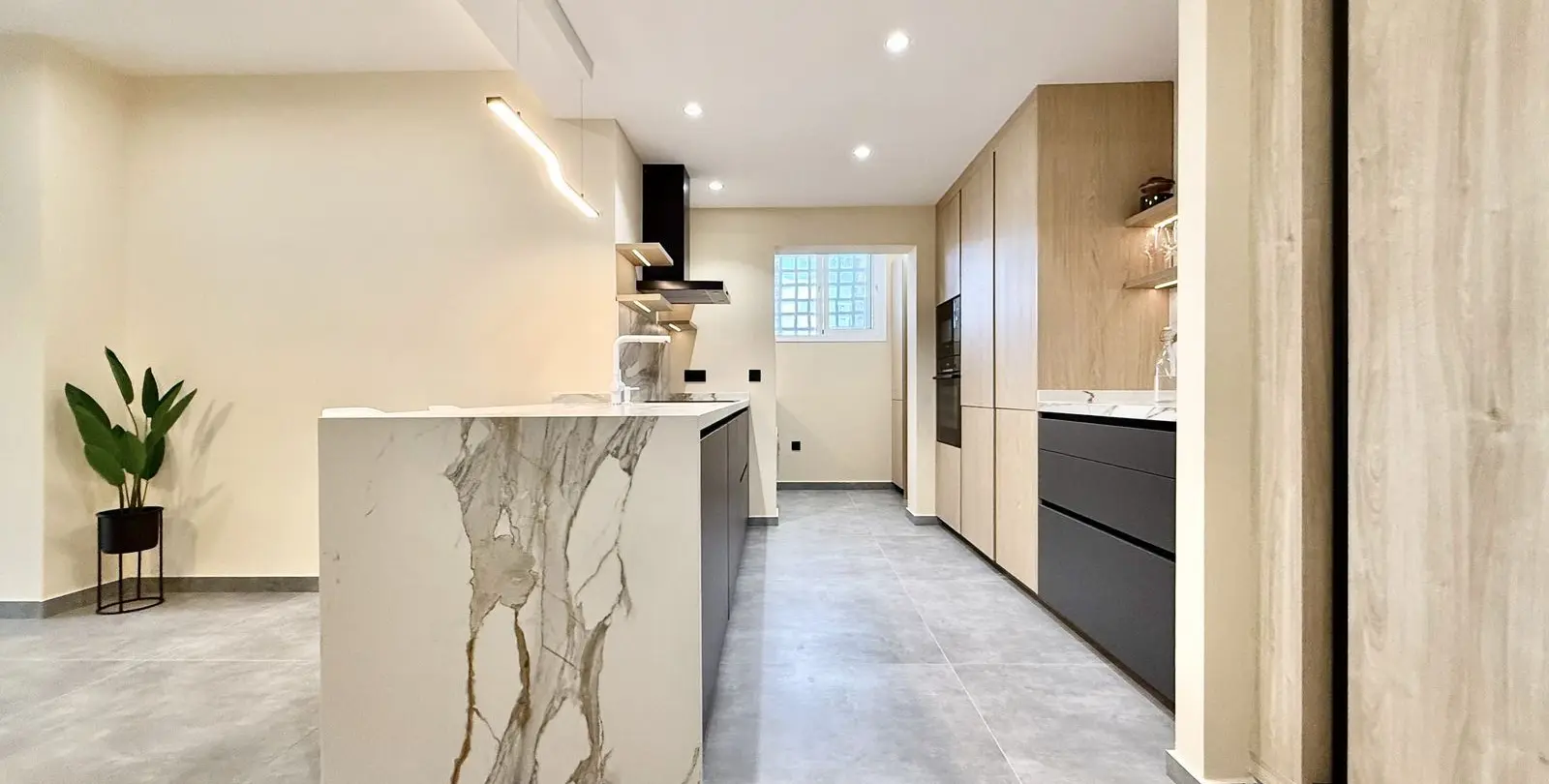 Venta de apartamento en planta media en Puerto Banús 22