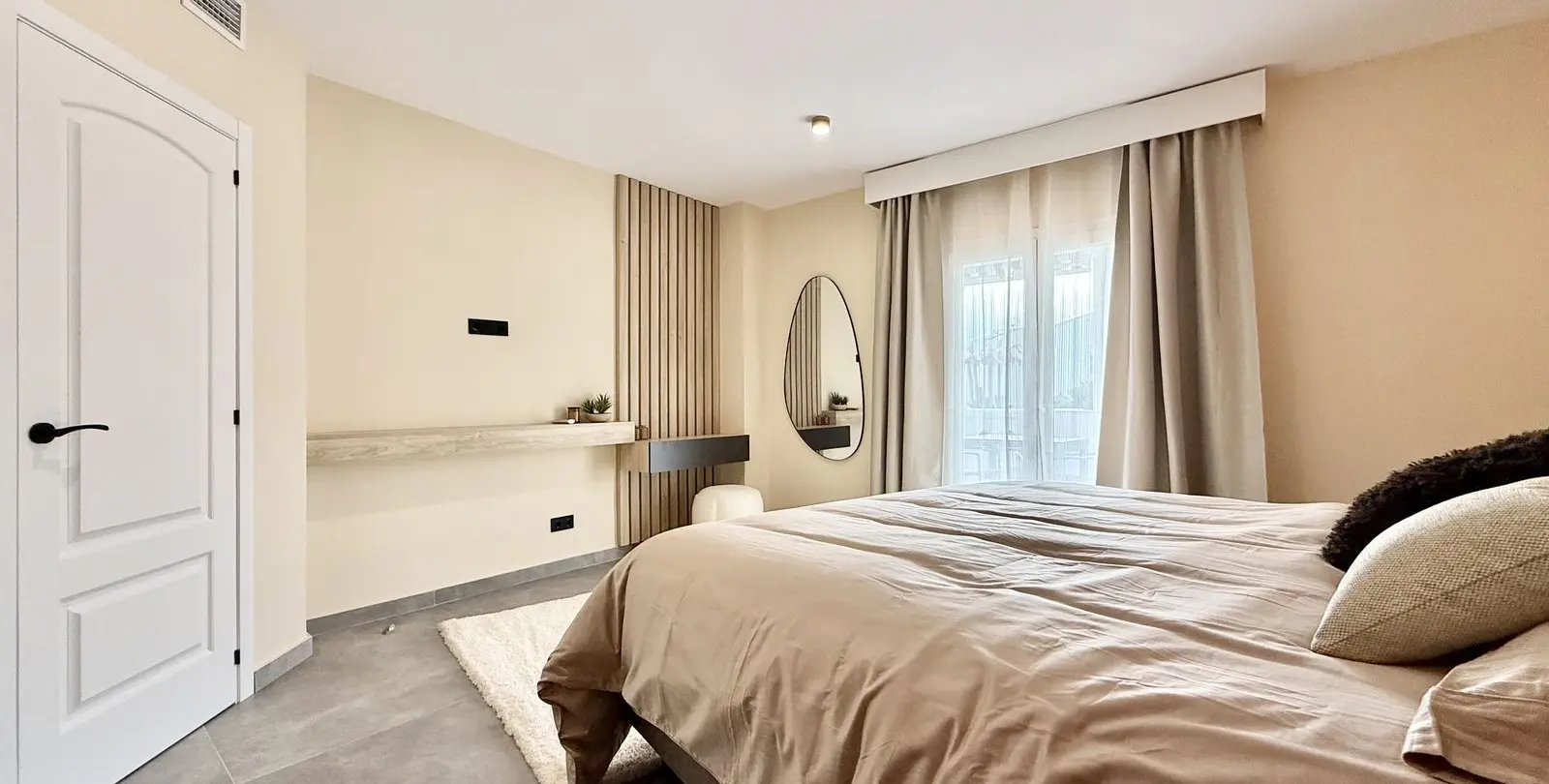 Venta de apartamento en planta media en Puerto Banús 23